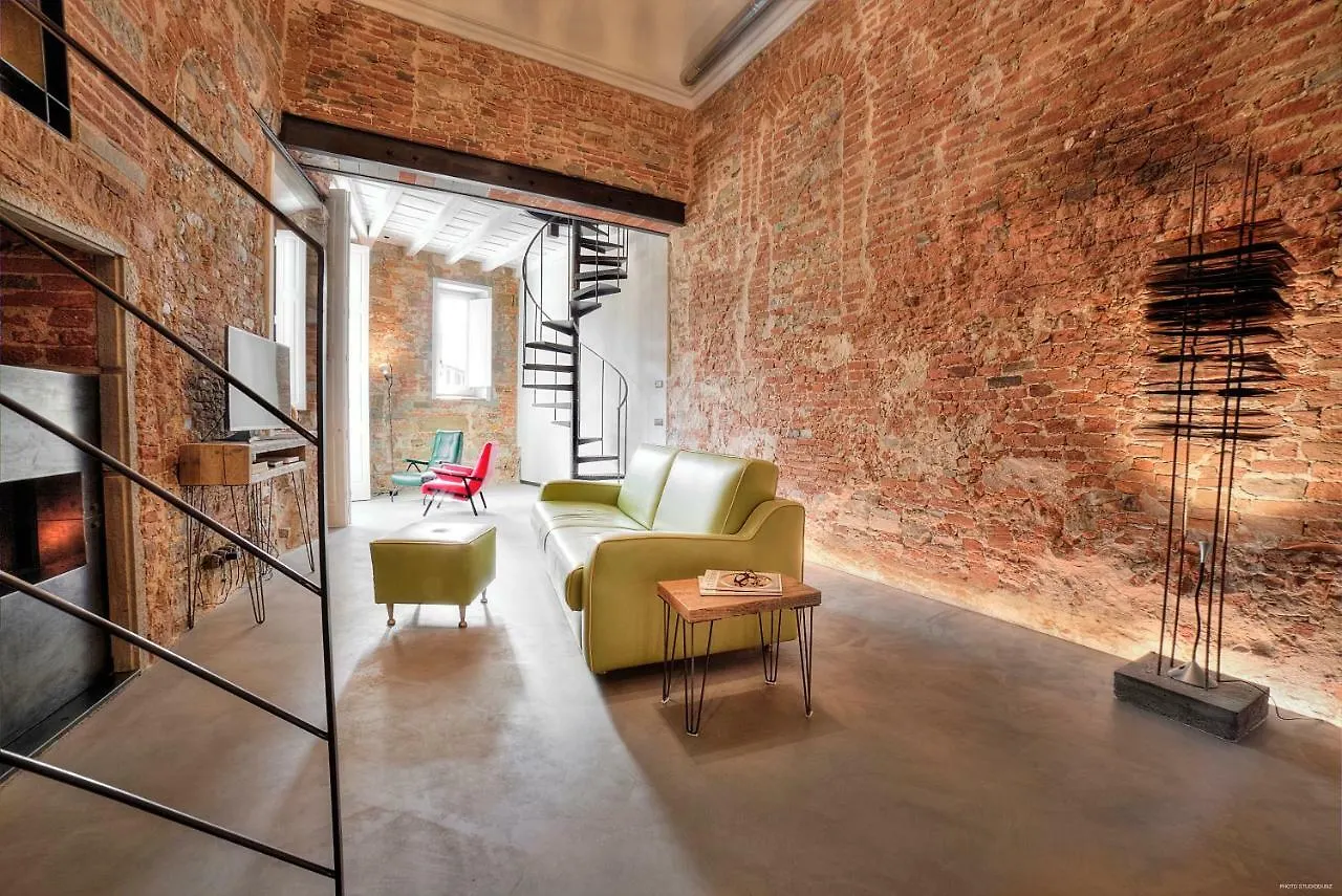 Stone Walls Deluxe location